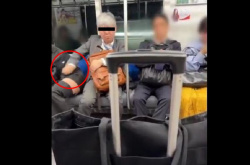 【動画あり】電車で寝ている工ロい女を触りまくるオッサンが盗撮されるwwwwwwの画像