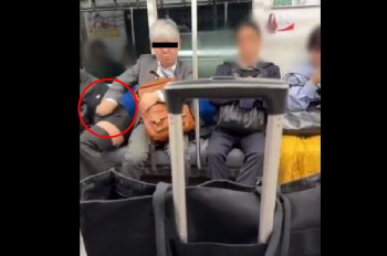 【動画あり】電車で寝ている工ロい女を触りまくるオッサンが盗撮されるwwwwwwの画像