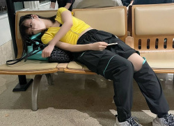 【画像】駅の待合室で打ちひしがれてる女wwwwwwwwwwwwwwwwの画像