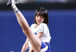 【画像】岡田紗佳、丸見えノーパン始球式wwwwwwwwwwwwの画像