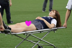 【画像】熱中症で搬送されるミニスカJ K、おパンツ丸見えにｗｗｗｗｗｗｗｗｗの画像