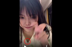 【動画】女性配信者さん、胸元ゆるすぎてビーチク丸見えになってしまうwwwwwwwwwwの画像