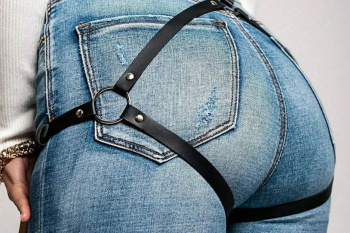 【画像】女性のヒップラインを強調するベルトが工ッチだと話題にwwwwwwの画像