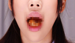【マニア向け】可愛い女の子がご飯を食べている時の口の中が見れる、特殊性癖AVみつけたｗｗｗｗｗの画像