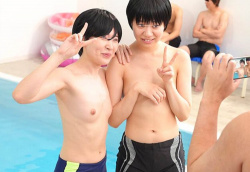 【脳がバグる】貧乳つるぺた女子が、男水着でプールに行った結果ｗｗｗｗｗｗｗｗｗの画像