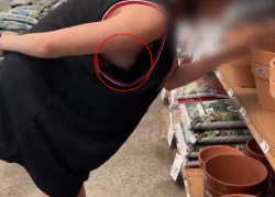 【動画】買い物中のババアの横乳、工ロすぎるｗｗｗｗｗｗｗｗｗの画像