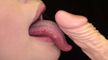 【驚愕】チ〇ポに絡みつく長舌のフェ〇チオ、気持ち良さそうｗｗｗｗｗｗｗｗの画像