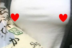 【画像】ノーブラでテレビのインタビューに出た女の子、乳頭が浮き出ていると話題にwwwwwwの画像