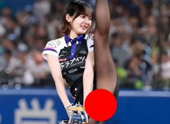 【画像】岡田紗佳さんの大開脚パンチラ始球式wwwwwwwwwwwwwの画像