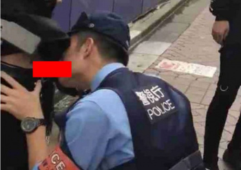 【ガチ画像】警察官、路上でチ〇ポをしゃぶりだすwwwwwwwwwwwwの画像