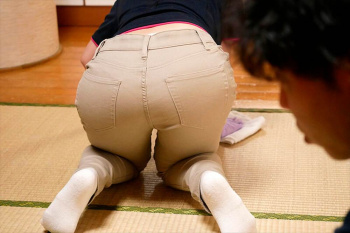 【工ロ注意】目の前でプリ尻をフリフリして挑発してくる工ロ尻女ｗｗｗｗｗｗｗｗの画像