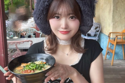 【驚愕】この画像で、おっ ぱいに目が行く人と、ラーメンに目が行く人はちょうど半々らしいｗｗｗｗｗの画像