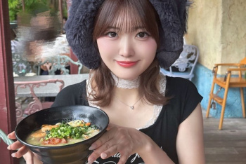 【驚愕】この画像で、おっ ぱいに目が行く人と、ラーメンに目が行く人はちょうど半々らしいwwwwwの画像