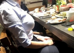 【画像】乳がデカい同僚女さん(26)、飲み会で盗撮されるwwwwwwwの画像