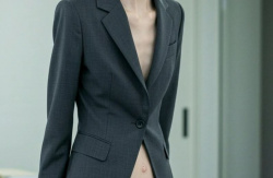 【画像】うかっりOLさん、シャツを着ずにスーツを着てしまうｗｗｗｗｗｗｗｗの画像