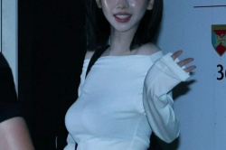 【画像】おーぱいの位置がおかしい女ｗｗｗｗｗｗｗｗｗｗｗｗｗの画像