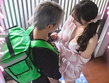 【悲報】性欲が溜まった女性、配達員のチ〇ポを舐めってしまうｗｗｗｗｗｗｗｗｗｗｗｗの画像