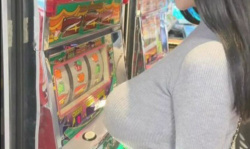 【画像】乳でスロット打つ女、現れるｗｗｗｗｗｗｗｗｗｗｗｗｗｗｗｗｗｗの画像