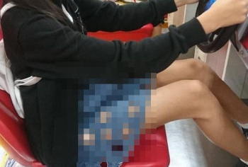 【画像】最近の女子小学生の間でパンツ丸見えスカートが流行してしまうｗｗｗｗｗｗｗｗｗｗの画像