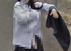 【画像あり】グーグルマップに服がはだけて、ブラジャー丸見えになってる女子学生が発見されるｗｗｗｗｗｗの画像