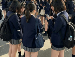 【画像】女子校近くの駅、ミニスカJ Kでごった返すｗｗｗｗｗｗｗｗｗｗｗの画像