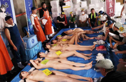 【鬼畜】女性が売られている ”女体市場” に潜入‼ そこには女を買い漁る男たちの姿が！！！の画像