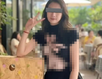 【画像】女さん、片乳丸出しで外を歩いてしまうｗｗｗｗｗｗｗｗの画像