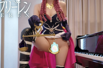 【画像アリ】おっ ぱいピアノさん、ほぼマ〇コ見せてるのにYouTube君に怒られないｗｗｗｗｗｗｗｗの画像