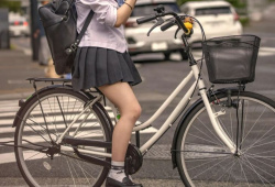 【画像】自転車通学J K、スカートが丸見えになってしまうｗｗｗｗｗｗｗｗの画像