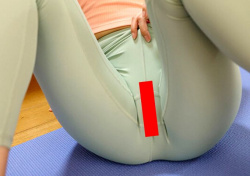 【画像】ノーパンレギンス、アソコのスジがくっきり過ぎるｗｗｗｗｗｗｗｗｗｗｗｗの画像