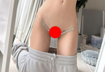 【画像】美人コスプレイヤーさん、うっかりマン毛ぽろりｗｗｗｗｗｗｗｗｗの画像