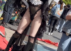 【画像】痴女コスプレイヤーさん、コスプレイベントでローアングルから撮られまくるｗｗｗｗｗの画像