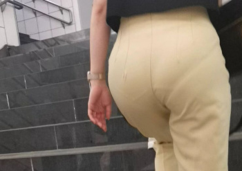 【画像】駅の階段、女のケツ見放題wwwwwwwwの画像