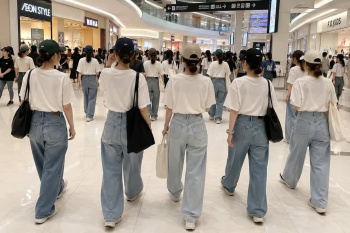 【画像】最近のまんさん、ガチで全員この格好してるwwwwwwwwwの画像