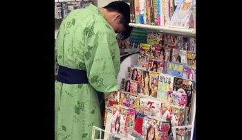 【動画あり】コンビニの工ロ本でシコる男、店員にバレて怒られてしまうｗｗｗｗｗｗｗの画像