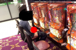 【ガチ画像】パチンコの演出が工ロすぎて、シコってしまう男が激写されるｗｗｗｗｗｗｗｗｗの画像