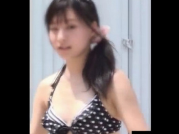 【盗撮動画】複数の乳首GET確認！プールサイドでサンオイルを塗る10代ビキニギャルの胸チラ盗撮の画像