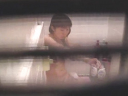 ガチもの民家盗撮動画。素人女子の絶対に見られたくない入浴中のムダ毛処理を覗き撮りの画像