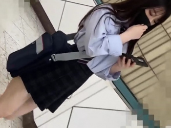 【盗撮動画】帰宅途中の黒髪上玉美少女JK発見！追跡して逆さ撮りしたら純白サテンパンティでしたｗの画像