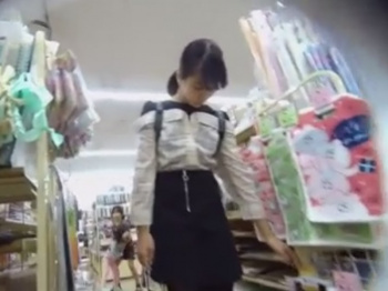 【盗撮動画】完全アウト！一人で買い物中のニーハイJCの縞パンを逆さ撮りした危険人物の滞空逆さ撮りパンチラの画像