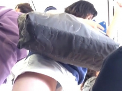【盗撮動画】脚が細い女子生徒さん、電車で隙間から花柄パンティが丸見えになってしまうの画像