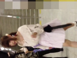 【盗撮動画】ロリ系ファッションのふわかわJDにエスカと階段でめくり敢行！薄紫色のテカテカサテンパンティを接写成功の画像