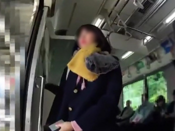 【盗撮動画】王道中の王道！制服JK逆さ撮りパンチラ！やっぱり制服娘は白Pに限るの画像