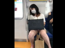 【盗撮動画】電車でうたた寝中のミニスカ素人女子さん、さっそく対面パンチラ盗撮の対象になってしまうの画像