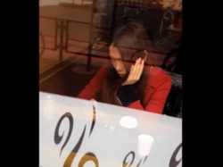 【盗撮動画】おしゃれなカフェで休憩中の上玉美人ギャルが純白サテンパンチラを盗み撮られるまでの一部始終の画像