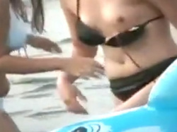 【盗撮動画】真夏のビーチで稀に見られるビキニギャルのお宝ポロリハプニング、エッチすぎるｗｗの画像