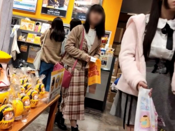 【盗撮動画】完全特定不可避。誰もが知る店内で私服JKを逆さ撮りしたパンチラ動画、流出・・・の画像