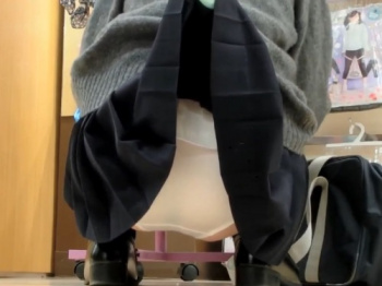 【盗撮動画】上級変態氏、買い物中のJKのスカートを”傘の柄”でめくる荒業でパンチラをGETするｗｗの画像