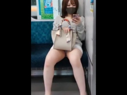 【盗撮動画】電車内対面パンチラ！脚組み美女の一瞬の気の緩みで望むスケベな生パンティの画像