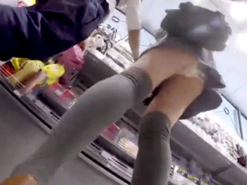 【盗撮動画】パンチラ盗撮歴20年超。プロ鳥師撮影のニーハイ私服JKパンチラ動画をご覧ください…の画像